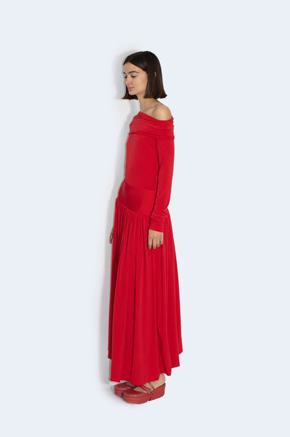 Rotes Kleid mit Raffungen